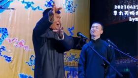 大爷吃瓜的视频,趣味横生的夏日午后