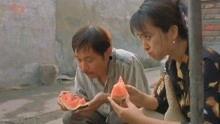 大爷吃瓜的视频,趣味横生的夏日午后