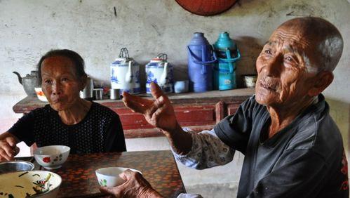 农村公公吃瓜视频,趣味横生的田园生活瞬间