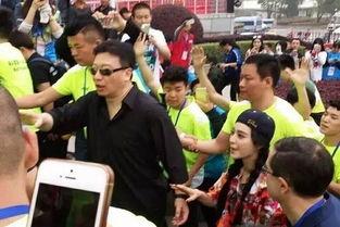 吃瓜群众的围观心理,揭秘吃瓜群众围观背后的心理奥秘