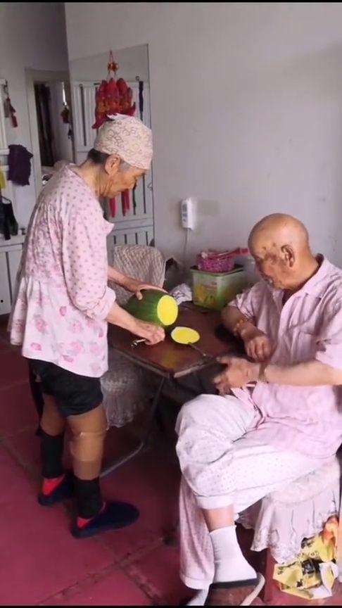 爷爷吃老汉瓜,传承老汉瓜的甜蜜记忆