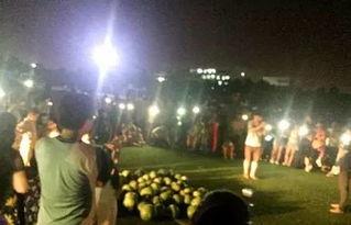 尴尬场面吃瓜群众,吃瓜群众围观热议