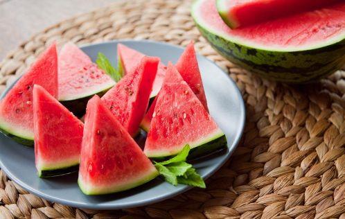 端着板凳吃瓜,闲适生活新风尚