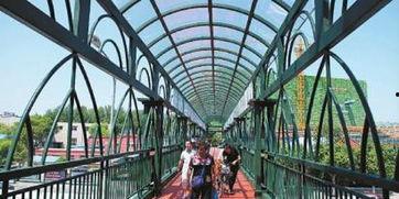 东门天桥吃瓜,吃瓜群众的欢乐盛宴