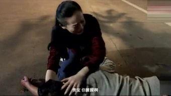 男子下雨吃瓜视频,男子雨天吃瓜视频走红网络