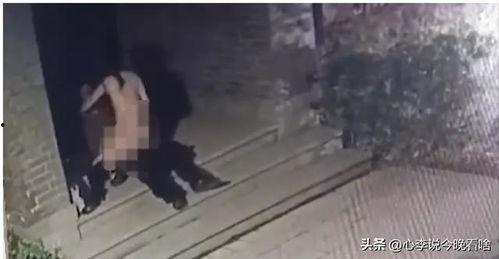 男子下雨吃瓜视频,男子雨天吃瓜视频走红网络