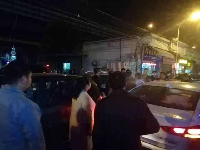 开车排队吃瓜群众,一探开车排队中的独特风景