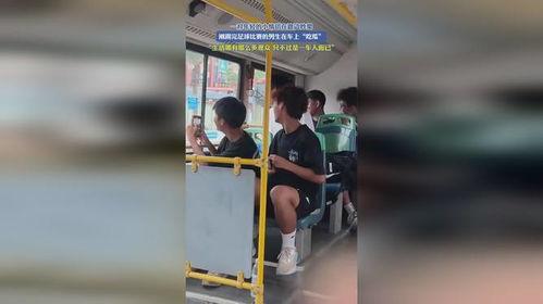 夫妻在路边吃瓜,夫妻路边共享瓜果时光