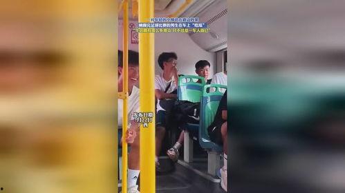 夫妻在路边吃瓜,夫妻路边共享瓜果时光