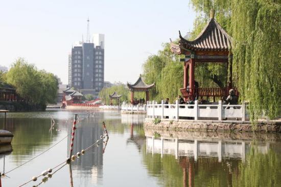 许昌护城河吃瓜,夏日吃瓜乐趣多