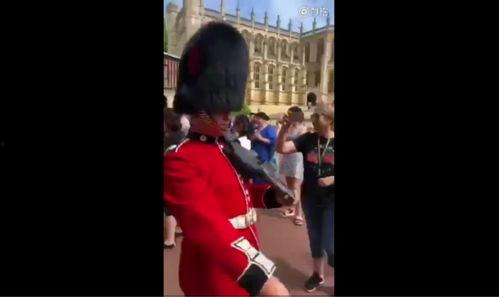 英国卫兵吃瓜视频,萌态十足引网友热议