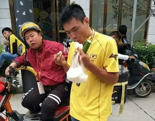 外卖小哥吃瓜画面,街头一幕引发热议