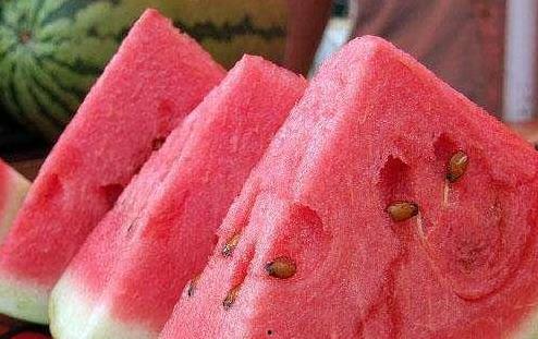 自己吃瓜皮让女朋友吃瓜