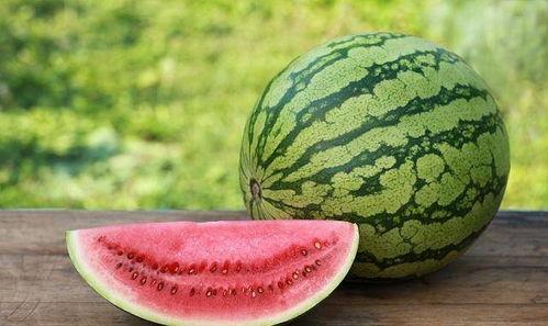 自己吃瓜皮让女朋友吃瓜