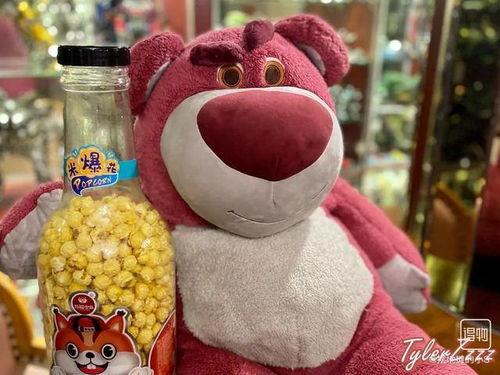 草莓熊玩偶吃瓜,萌态十足引网友热议