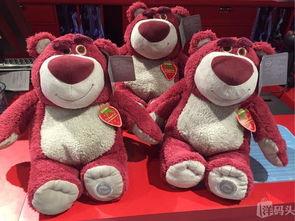 草莓熊玩偶吃瓜,萌态十足引网友热议