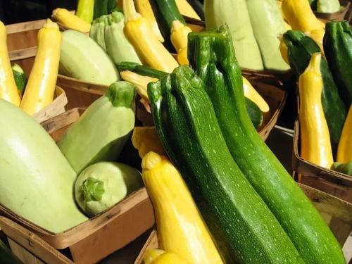 瓜夏天晚上吃啥瓜都有,夏季晚上的美味选择